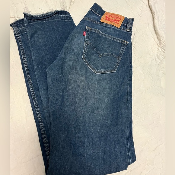 Women’s Levis - Picture 1 of 5